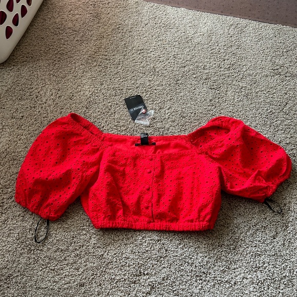 Forever 21 Tops - NWT Forever 21 red eyelet puff sleeve crop top